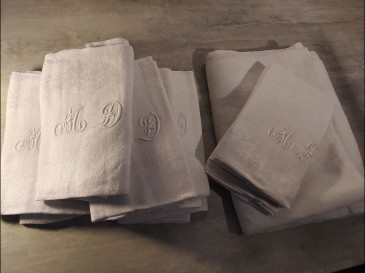 Nappe et serviettes monogrammées M.D. damassé MD