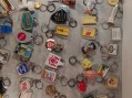 Photo 2 — Une centaine de porte-clefs anciens - lot de 100 porte clés