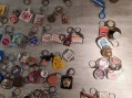 Photo 4 — Une centaine de porte-clefs anciens - lot de 100 porte clés