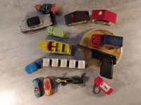 Lot de petites voitures et jouets anciens - tôle et plastique. Mini Visionneuse Souvenir pistolet