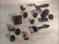 Photo 1 —  Lot de tampons encreurs et rouleaux anciens - monogrammes et motifs