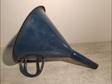 Ancien Entonnoir en Tôle Émaillée bleu foncé 15 cm de diamètre environ.