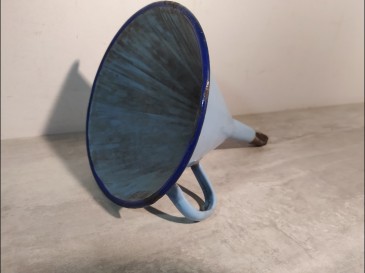 Ancien Entonnoir en Tôle Émaillée bleu clair