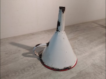 Ancien Entonnoir en Tôle Émaillée  blanc
