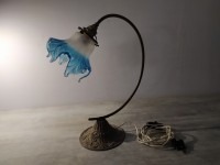 Ancienne lampe de chevet avec tulipe en forme de rose.