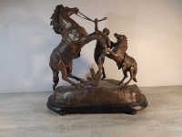 Sculpture enfant qui dompte des chevaux signature ilisible 