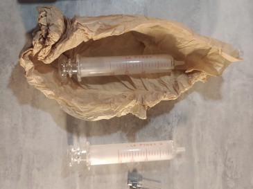 Lot de deux seringues anciennes en verre pyrex et aiguilles