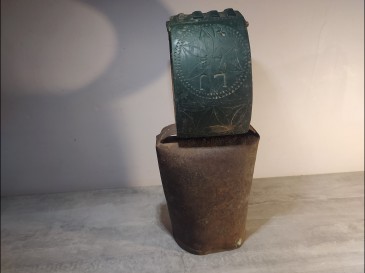 Sonnaille cloche brebis chèvre avec son tour de cou en bois.