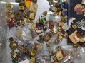 Photo 3 — Lot de pin's certains avec attache d'autres non + petit livre