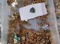 Photo 4 — Lot de pin's certains avec attache d'autres non + petit livre