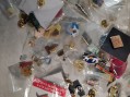 Photo 5 — Lot de pin's certains avec attache d'autres non + petit livre