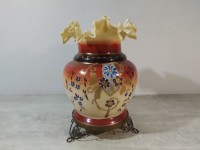 Petit vase en opaline française à décor floral sur monture laiton.