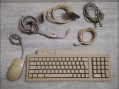 Photo 1 — Macintosh clavier, souris et câbles.