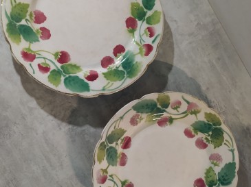 Lot de deux assiettes luneville framboises.