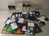 Lot de disquettes 3.5 pouces win PC 1.44MB et boitiers transparents.