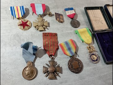 Lot médailles militaria et divers. 
