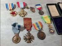 Lot médailles militaria et divers. 