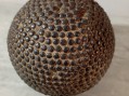 Photo 5 — boule de pétanque ancienne cloutée.