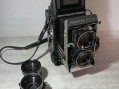Photo 1 — Appareil photo Mamiya C330 et objectif a point bleu supplémentaire.