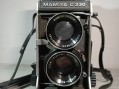 Photo 4 — Appareil photo Mamiya C330 et objectif a point bleu supplémentaire.