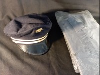 Ancienne casquette la poste et deux chemises.