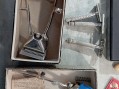 Photo 2 — Ensemble de rasoirs coupe chou tondeuses manuelle nécessaire de toilette miroir et divers.