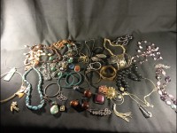 Lot bijoux fantaisie - bracelets - colliers