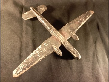 Avion de guerre en bois - Jouet ancien - militaire armée. Probablement WW2
