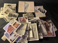 Petit lot de photographies à découvrir certaines noir et blanc.