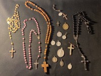 Lot chapelets crucifix médailles - objets de dévotions