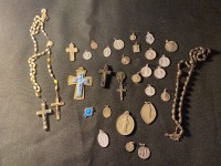 Lot chapelets crucifix médailles - objets de dévotions