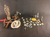 lot de petits objets de dévotion - croix christ marie médaille broche