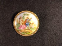 Broche porcelaine limoge sérénade décor romantique.
