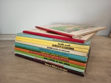 Lot de livres walt disney présente & gentil coquelicot Bambi  Tic et Tac Peter et elliott le dragon...